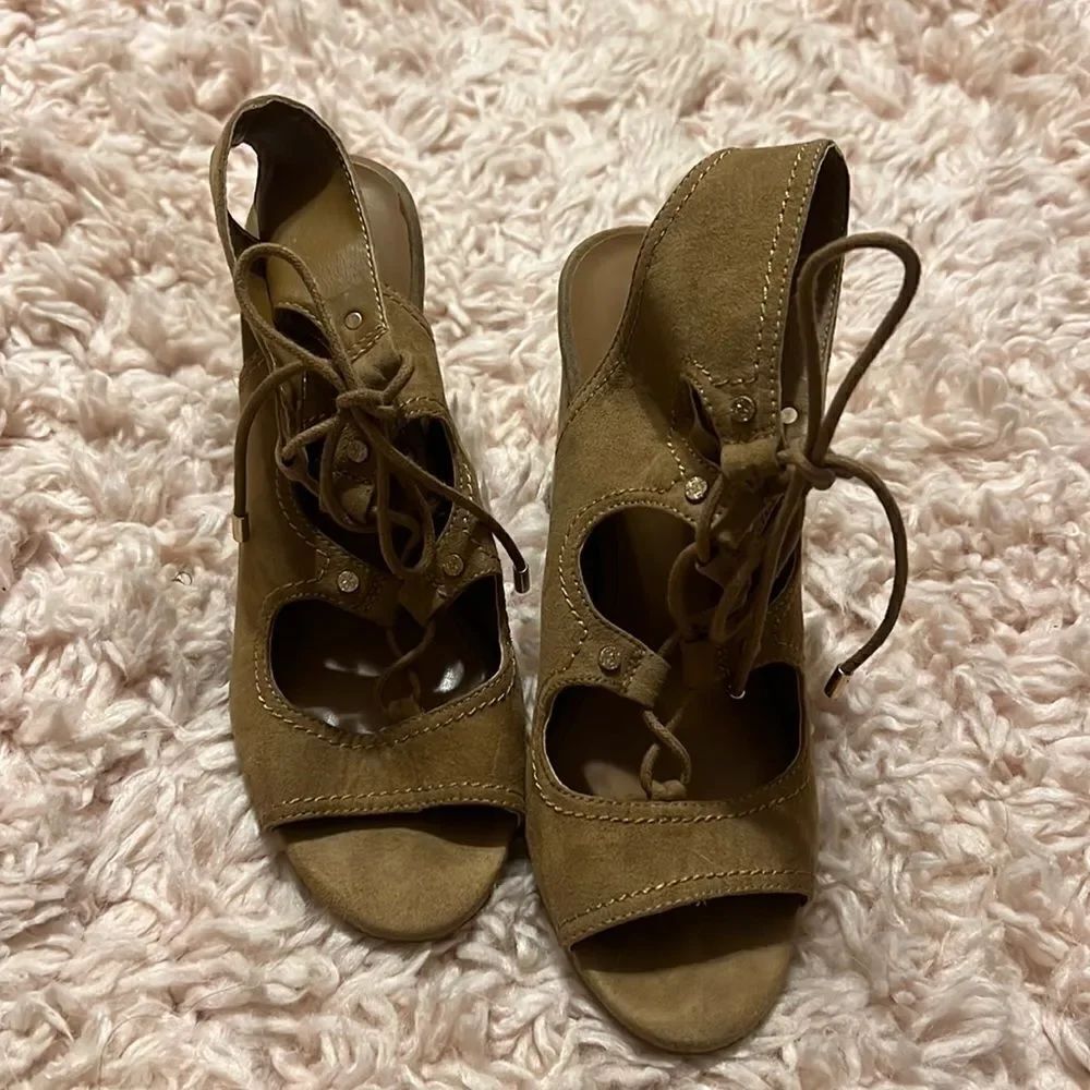 Indigo Rd. Size 8. Tan Heels